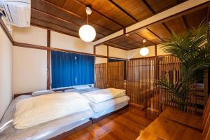 Postel nebo postele na pokoji v ubytování Nagasaki no Wagaya 1 1棟貸切 絶景夜景 BBQテラスリフォーム記念