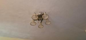 un lampadario appeso al soffitto di una parete di GATEWAy a Meru