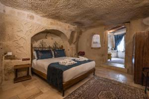 Postel nebo postele na pokoji v ubytování Göreme Cave Suites + 37 fotografií