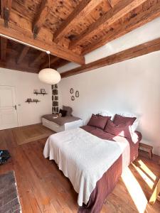 Ένα ή περισσότερα κρεβάτια σε δωμάτιο στο Maison atypique - Au coeur de la vieille ville