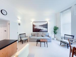 ein Wohnzimmer mit Sofa und Tisch in der Unterkunft The Fitz Central Apartment in London + 18 Fotos