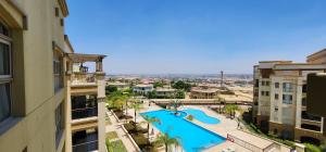 Blick auf den Pool von einem Gebäude aus in der Unterkunft Sunny Cairo City Center l Serviced l Golf l Pool l Gym l 2 in Kairo