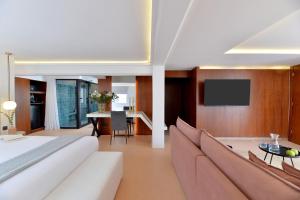 TV a/nebo společenská místnost v ubytování Alva Athens Hotel