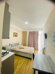 a small room with a bed and a kitchen at Salome in Itʼkhvisi