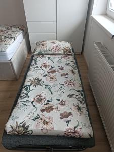 Bett in einem Zimmer mit einer Decke auf dem Boden in der Unterkunft CoCo Apartment in Ljubljana