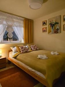 een slaapkamer met een bed met twee handdoeken erop bij Agroturystyka oTuLisko - Piękny Ogród, Basen, Cisza, Zwiedzanie Atrakcji, Blisko Bałtów in Kunów +42 foto's