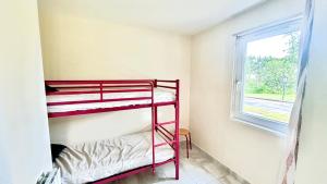 ein Zimmer mit zwei Etagenbetten und einem Fenster in der Unterkunft Cottage chateau de la loire in Chaveignes + 10 Fotos