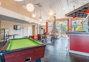 einen Billardtisch in einem Zimmer mit Bar in der Unterkunft Cottage chateau de la loire in Chaveignes