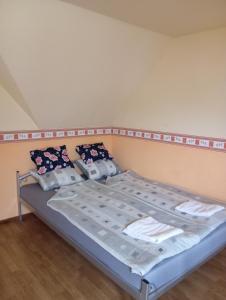 Postel nebo postele na pokoji v ubytování Színes Apartmanok és Kemencés Apartmanok