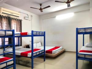 Naadi Hotel New Busstand Thanjavur客房内的一张或多张床位