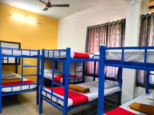 Naadi Hotel New Busstand Thanjavur客房内的一张或多张床位