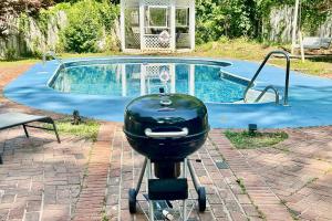 een grill voor een zwembad bij Indian Lakes in Stone Mountain