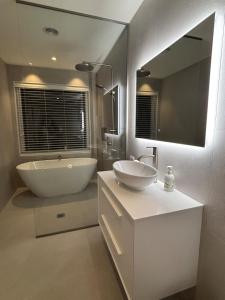O baie la Takitimu Villa Remarkables View - Boutique Luxury, Private Bath with Stunning View