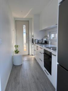 O bucătărie sau chicinetă la Takitimu Villa Remarkables View - Boutique Luxury, Private Bath with Stunning View