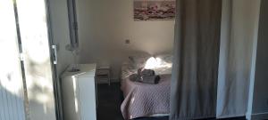 Ένα ή περισσότερα κρεβάτια σε δωμάτιο στο Appartement avec jardin et parking