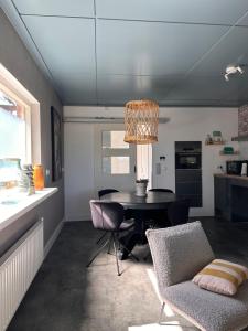 a dining room with a table and a chair at B&B Het Kleine Huisje met Hottub in Emmen +5 photos