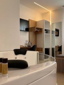 奥特朗托B&B Affittacamere Vecchia Alimini的带玻璃桌椅的客厅