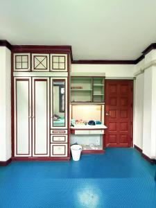 een keuken met een rode deur en een blauwe vloer bij Regalohome Br in Bangkok +56 foto's