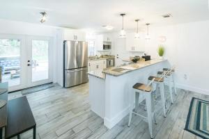 cocina con encimera grande y nevera en Hot Tub 5 min to beach King Bed, en St. Augustine
