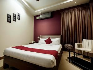 Naadi Hotel New Busstand Thanjavur客房内的一张或多张床位