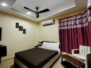 Naadi Hotel New Busstand Thanjavur客房内的一张或多张床位