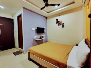 Naadi Hotel New Busstand Thanjavur的电视和/或娱乐中心