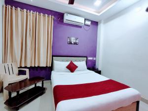 Naadi Hotel New Busstand Thanjavur客房内的一张或多张床位