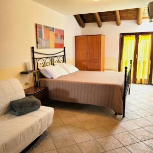 Postel nebo postele na pokoji v ubytování Cinque Abeti Agrialloggio Mountain Lake Iseo Hospitality + 23 fotografií