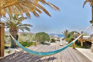 een hangmat op een strand met de oceaan op de achtergrond bij Baba Houlakia in Choulakia