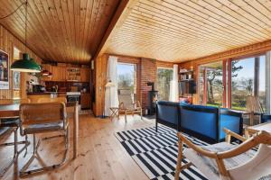 Khu vực ghế ngồi tại Cozy Cottage With A Beautiful View