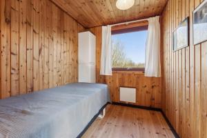 Giường trong phòng chung tại Cozy Cottage With A Beautiful View