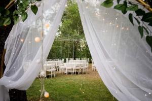 una fila di tavoli e sedie bianchi con tende bianche di quinta esperanza a Santiago Altre 33 foto
