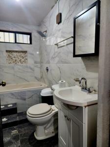 un bagno con un water, un lavandino e una vasca di quinta esperanza a Santiago