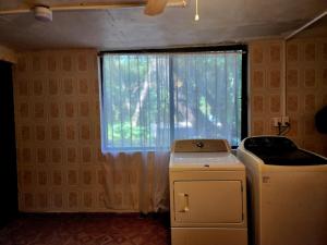 una cucina con una finestra e una stufa di fronte di quinta esperanza a Santiago