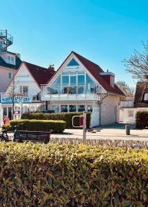 シャルボイツにあるMaris Ferienwohnung Nr 47 OG mit Balkon und Meerblickのたくさんの窓がある大きな白い建物