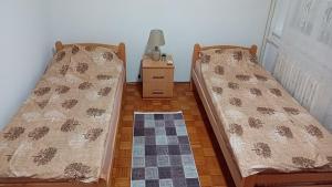 two beds sitting next to each other in a room at ReLaX in Kula
