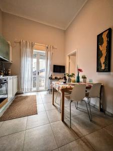 Una cocina y un comedor con mesa y sillas. en - Seaside Nest-Free Parking & Beach, en Marina di Carrara