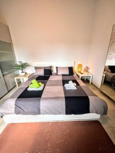 1 cama grande en una habitación con 2 almohadas en - Seaside Nest-Free Parking & Beach, en Marina di Carrara 3 fotos más