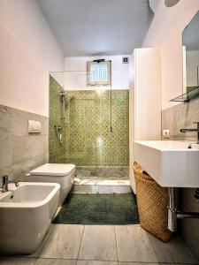 Un baño con ducha, inodoro y lavabo. en - Seaside Nest-Free Parking & Beach, en Marina di Carrara