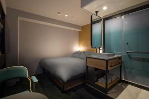 Postel nebo postele na pokoji v ubytování BASE LAYER HOTEL Nagoya Nishiki