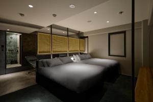Postel nebo postele na pokoji v ubytování BASE LAYER HOTEL Nagoya Nishiki