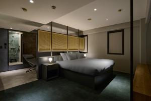 Postel nebo postele na pokoji v ubytování BASE LAYER HOTEL Nagoya Nishiki