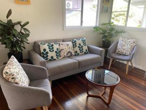 Posezení v ubytování Pet friendly beachfront home- sleeps 8