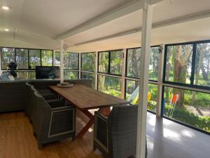 Zahrada ubytování Pet friendly beachfront home- sleeps 8