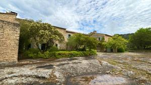 an old stone house with a large yard at Mas exceptionnel à Lagnes, Provence in Lagnes