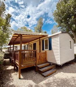 Budova, kde se kemp nachází