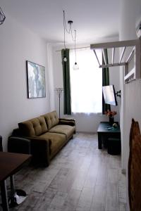 salon z kanapą i dużym oknem w obiekcie Old Town Studio w mieście Przemyśl