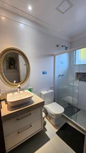 Flat na Passagem -CF- في كابو فريو: حمام مع حوض ومرحاض ومرآة