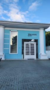 Flat na Passagem -CF- في كابو فريو: مبنى ازرق عليه باب و لافته