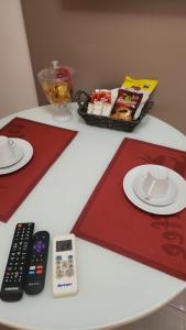 Flat na Passagem -CF- في كابو فريو: طاولة مع طبقين وجهاز تحكم عن بعد +7 صور